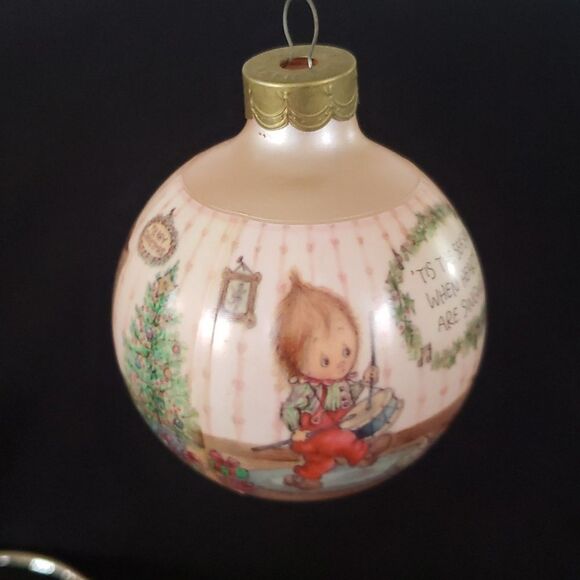 Vintage Hallmark Betsey Clark: Home for Christmas Glass Ball Ornament Dated 1990 - Picture 8 of 11